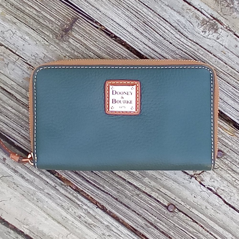 Dooney & Bourke EUC Green Leather Zip Accordion Long Wallet NO CALL OUTS